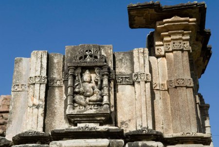 Téléchargez les photos : Statue sculptée sur le temple de Sas Bahu ; Kumbhalgarh ; Rajasthan ; Inde - en image libre de droit