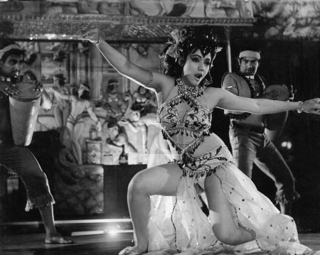 Téléchargez les photos : Vieux millésime 1900 noir et blanc image indienne bollywood actrice Jayashree T cabaret danse en hindi film Patthar Aur Payal 1974 Inde - en image libre de droit