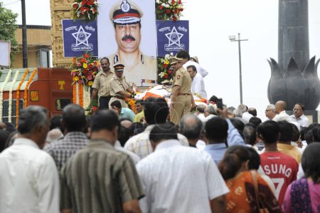 Foto de Homenaje al Jefe del Escuadrón Antiterrorista Hemant Karkare después de muerto por ataque terrorista en Bombay Mumbai, Maharashtra, India 26, Noviembre, 2008 - Imagen libre de derechos