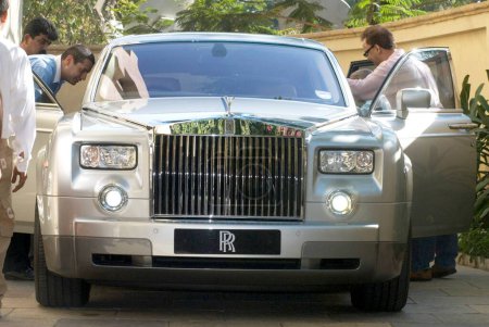 Foto de Rolls Royce siendo presentado al actor de la India del sur de Asia Amitabh Bachchan por Vidhu Vinod Chopra, India - Imagen libre de derechos