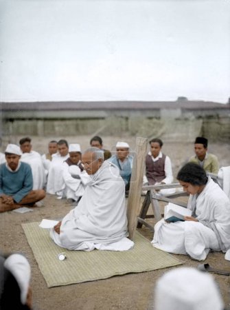 Téléchargez les photos : Mahatma Gandhi s'adressant aux travailleurs de Sarvodaya, Wardha, Maharashtra, Inde, Asie, 1939 - en image libre de droit