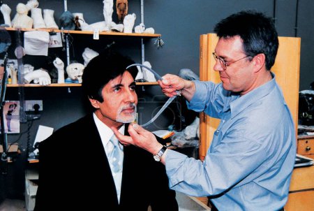 Téléchargez les photos : L'acteur indien sud-asiatique Amitabh Bachchans visage mesuré pour sa statue de cire pour Madame Tussauds - en image libre de droit