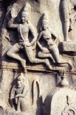 Dieu et les déesses sculptés sur arjunas pénitence à Mahabalipuram Mamallapuram, Tamil Nadu, Inde