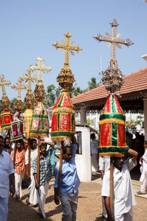 Foto de Procesión cristiana siria con cruces decorativas cerca de Marthoman Cheriyapally, Iglesia de Santo Tomás en Kohamangalam, Enakulam, Kerala, India - Imagen libre de derechos
