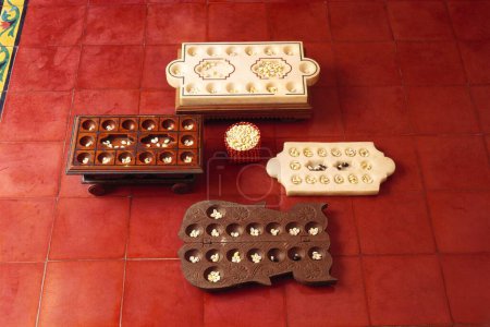 Foto de Pallanguli tableros utilizados en el juego llamado Pallanguli Nattukkottai Chettiars hogares, Chettinad, Tamil Nadu, India - Imagen libre de derechos