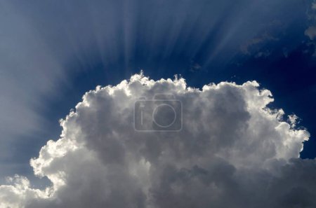 Téléchargez les photos : Rayons de soleil derrière un nuage blanc à la lumière de la lune Jaipur Rajasthan Inde - en image libre de droit