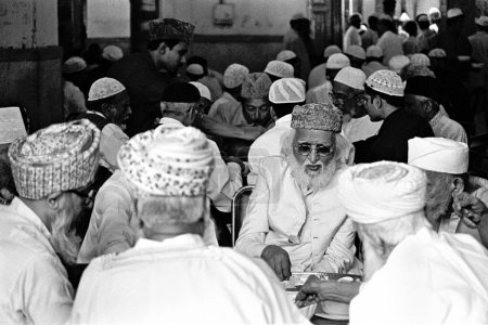 Foto de M F Hussain disfrutando de un almuerzo con amigos en badar bagh mumbai Maharashtra India Asia - Imagen libre de derechos