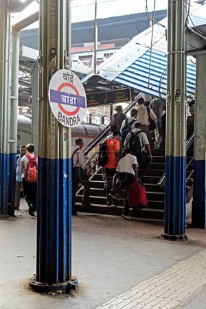 Téléchargez les photos : Gare de Bandra, Mumbai, Maharashtra, Inde, Asie - en image libre de droit