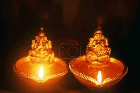 Téléchargez les photos : Ghee ka diya, lampe à beurre clarifié, lampe à huile, Festival Diwali deepawali, Inde - en image libre de droit