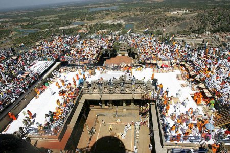 Téléchargez les photos : Des dévots pour Mahamasthakabhisheka, important festival Jain organisé tous les douze ans à Shravanabelagola, district de Hassan, État du Karnataka, Inde Février 2006 - en image libre de droit