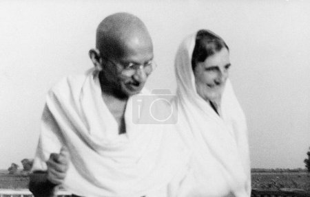 Téléchargez les photos : Volontaires avec Mahatma Gandhi pendant la campagne de nettoyage du village de Segaon, 1936 - en image libre de droit