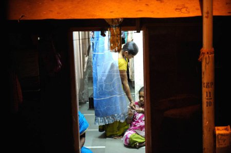 Téléchargez les photos : Prostituée au châle, Kamathipura, Bombay Mumbai, Maharashtra, Inde - en image libre de droit