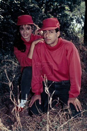 Foto de Raveena Tandon y Salman Khan sentados en la hierba, India, Asia - Imagen libre de derechos