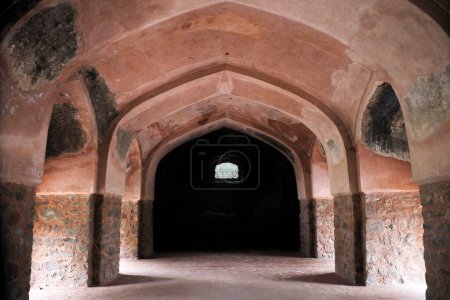 Artesanos persas dentro de la puerta árabe sarai en la tumba de Humayun; Delhi; India