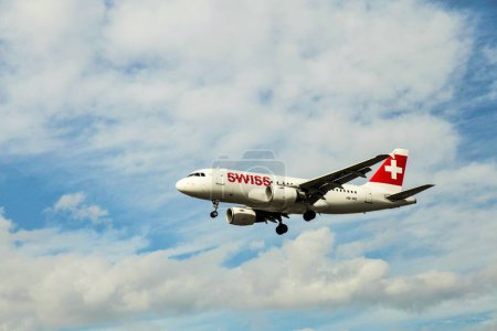 Téléchargez les photos : Swiss Airlines Suisse avion atterrissant à l'aéroport de Heathrow, Londres, Royaume-Uni - en image libre de droit