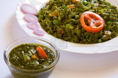 Cuisine indienne hyderabadi biryani à base de riz basmati carotte chou-fleur pois verts haricots français oignon paneer et tomates servi dans des bols plats, Inde