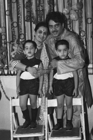 Téléchargez les photos : Vieux millésime indien années 1980 noir et blanc bollywood cinéma hindi film acteur, Inde, Shatrughan Sinha, famille, acteur indien, politicien indien, député - en image libre de droit