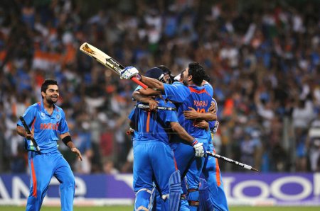 Téléchargez les photos : Les joueurs de cricket indiens célèbrent après avoir battu le Sri Lanka lors du match final de la Coupe du monde de cricket 2011 de la CCI au stade Wankhede à Mumbai le 2 avril 2011. - en image libre de droit