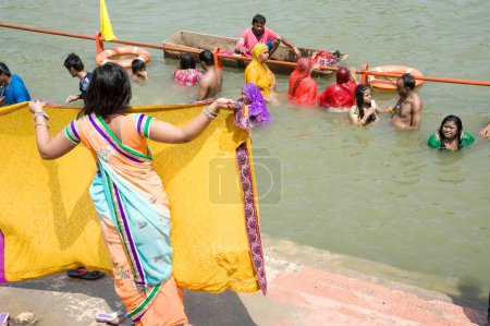 Téléchargez les photos : Pèlerins plongeant dans la rivière Kshipra, ujjain, madhya pradesh, Inde, Asie - en image libre de droit