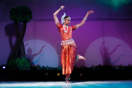 Foto de La actriz india de Bollywood Hema Malini hija Ahana Deol interpreta la pieza de danza clásica de Odissi llamada Gauri Tandav en el festival universitario del Instituto Indio de Tecnología IIT Mood Indigo; Bombay Mumbai, Maharashtra, India - Imagen libre de derechos