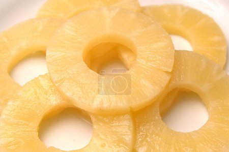 Téléchargez les photos : Fruits alimentaires, tranches d'ananas emballées dans l'étain - en image libre de droit