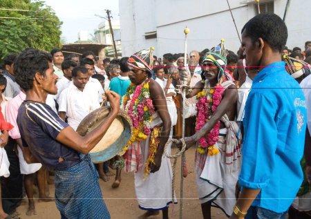 Téléchargez les photos : Samiyadi dieu homme pendant puravi eduppu festival Venthanpatti, Pudukkottai, Tamil Nadu, Inde - en image libre de droit