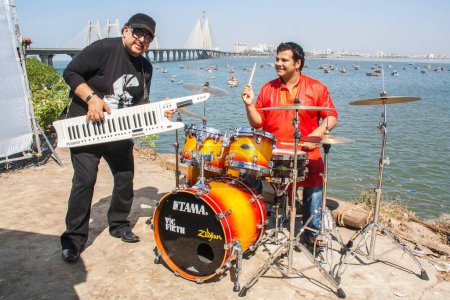 Téléchargez les photos : Louis Banks and gino banks playing Instruments de musique worli mumbai maharashtra Inde Asie - en image libre de droit