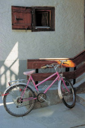 Foto de Bicicleta en barandilla de madera; Zurich; Suiza - Imagen libre de derechos