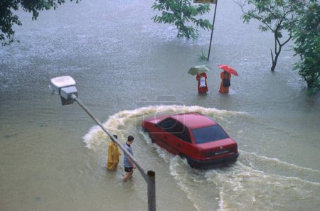 Téléchargez les photos : Vue aérienne de la voiture passant sur la route inondée Mousson Furie ; bomay mumbai ; maharashtra ; Inde - en image libre de droit