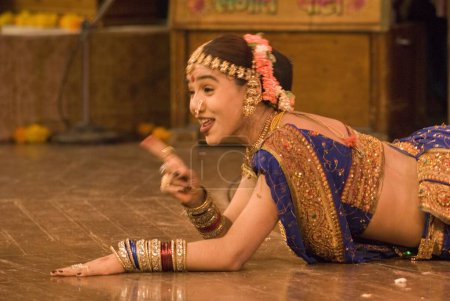 Téléchargez les photos : Femme exécutant la danse folklorique traditionnelle Lavani, Maharashtra, Inde - en image libre de droit