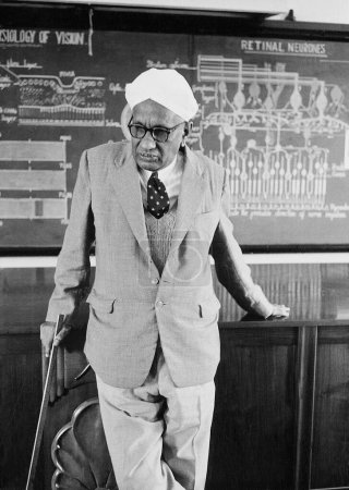 Foto de Premio Nobel Sir CV Raman en la sala de conferencias del Instituto de Investigación Raman en Bangalore; India; 1962 - Imagen libre de derechos