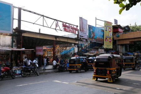Foto de Vile parle railway station, Mumbai, Maharashtra, India, Asia - Imagen libre de derechos