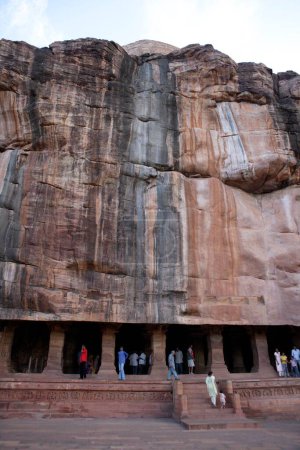 Téléchargez les photos : Badami, Chaloukya, Grotte 3, (575 A.D. - 585 A.D.)., Dédié à Vishnu, Site du patrimoine mondial de l'UNESCO, Temple de grotte de taille de roche, Bagalkot de district, Karnataka d'état, Plateau de Deccan, Inde - en image libre de droit