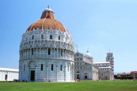Téléchargez les photos : Baptistère, cathédrale et la tour penchée de pise, la Toscane, l'italie - en image libre de droit