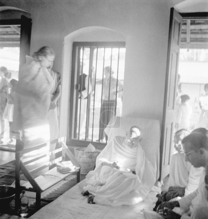 Téléchargez les photos : Mahatma Gandhi, G.D. Birla and others at Khadi Pratishthan, Sodepur, 24 Parganas, Calcutta, 1946. Inde - en image libre de droit