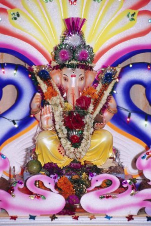 Prozession des großen Idols des Elefanten mit Gott an der Spitze auf Ganesh ganpati Festival; Mumbai Bombay; Maharashtra; Indien