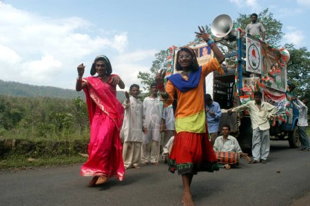 Foto de Eunucos bailando para sintonizar la música que está siendo tocada por el partido de campaña del candidato del partido del Congreso durante las elecciones de 2004 de Lok Sabha cerca de Melghat en Nagpur, Maharashtra, India - Imagen libre de derechos