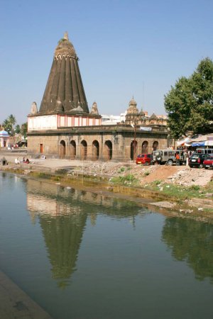 Foto de Templo dedicado al Señor Ganesh llamado dholu ganpati a orillas del rive Krishna; Wai; Maharashtra; India - Imagen libre de derechos