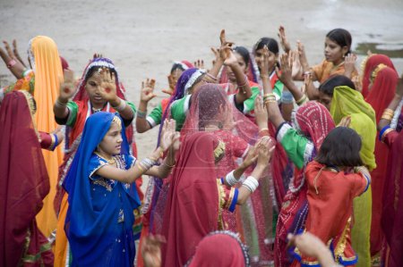 Foto de Chicas de la escuela vestidas con vestido tradicional bailando en grupo en la celebración del Día de la Independencia Village Dilwara, Udaipur, Rajastán, India - Imagen libre de derechos