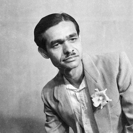 Foto de Viejo vintage 1900 s negro y blanco imagen estudio retrato indio hombre usando chaqueta bolsillo flor India - Imagen libre de derechos