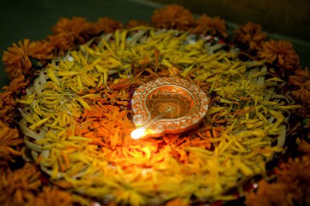 Lámpara de aceite de tierra con pétalos de flores decoración diwali festival Mumbai Maharashtra India Asia