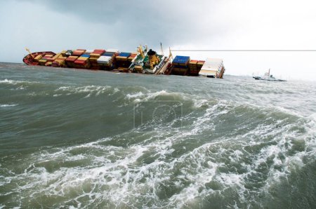 Foto de Buque contenedor chitra inclinado peligrosamente colisionando en el mar; Bombay Mumbai; Maharashtra; India 9-agosto-2010 - Imagen libre de derechos
