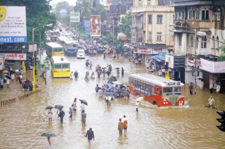 Téléchargez les photos : Vue aérienne de la route inondée, cercle de khodada, dadar, bombardement de mumbai, maharashtra, Inde - en image libre de droit