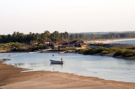 Téléchargez les photos : Creek et bateau de pêcheur à vengurla sindhudurg Maharashtra Inde Asie - en image libre de droit