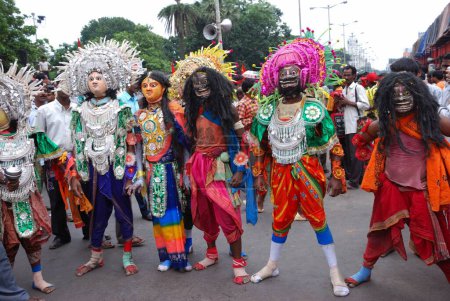 Téléchargez les photos : Artistes exécutant la danse folklorique du Bengale - en image libre de droit