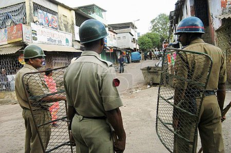 Téléchargez les photos : La police anti-émeute veille sur les émeutiers, Cheeta Camp, Trombay à Bombay Mumbai, Maharashtra, Inde - en image libre de droit
