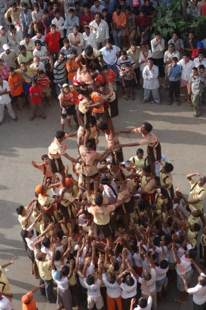 Téléchargez les photos : Dahi Hundie, Pyramide humaine, Janmashtami janmashtami gokul ashtami govinda Festival, Bombay Mumbai, maharashtra, Inde - en image libre de droit