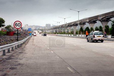 Téléchargez les photos : Route de l'autoroute orientale Wadala Mumbai Maharashtra Inde - en image libre de droit