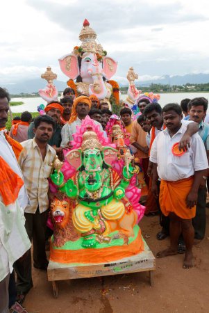 Téléchargez les photos : Lord ganesh immersion dans le réservoir de muthannankulam, Coimbatore, Tamil Nadu, Inde - en image libre de droit