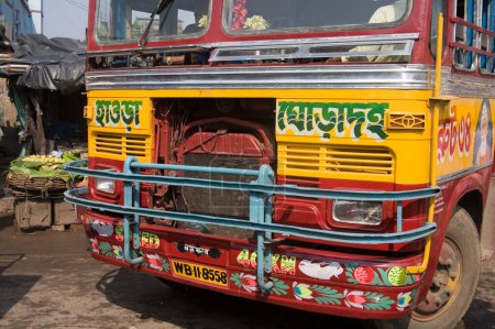 Foto de Panel frontal de autobús local escrito Howrah en la escritura bengalí de Bangla; Calcuta Kolkata; Bengala Occidental; India - Imagen libre de derechos
